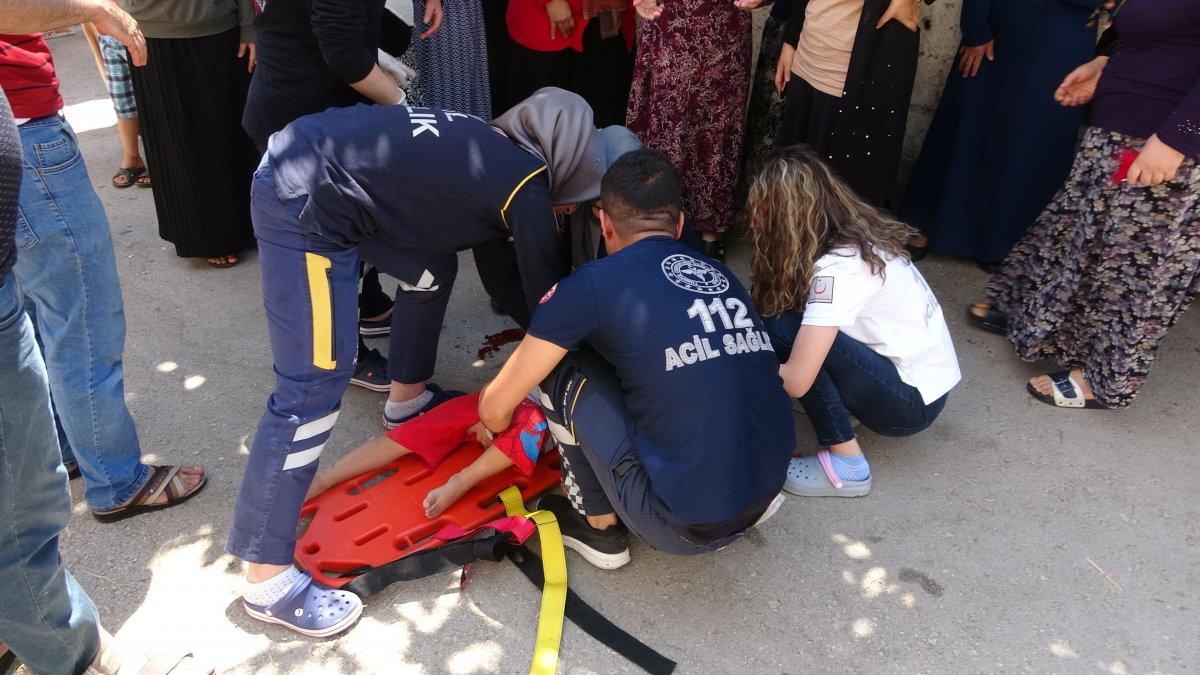 Adıyaman’da 5 yaşındaki çocuk, yaslandığı camla halasının üzerine düştü