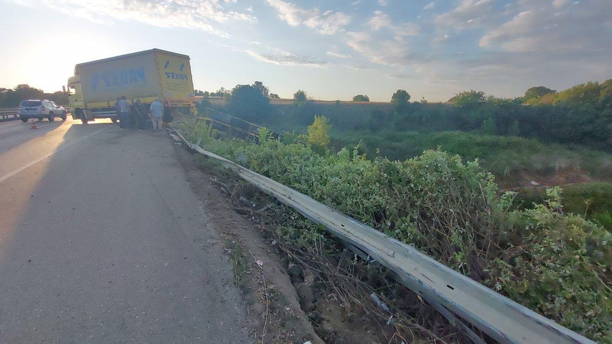 Tekirdağ'da bariyerleri parçalayan tır, uçurumda asılı kaldı