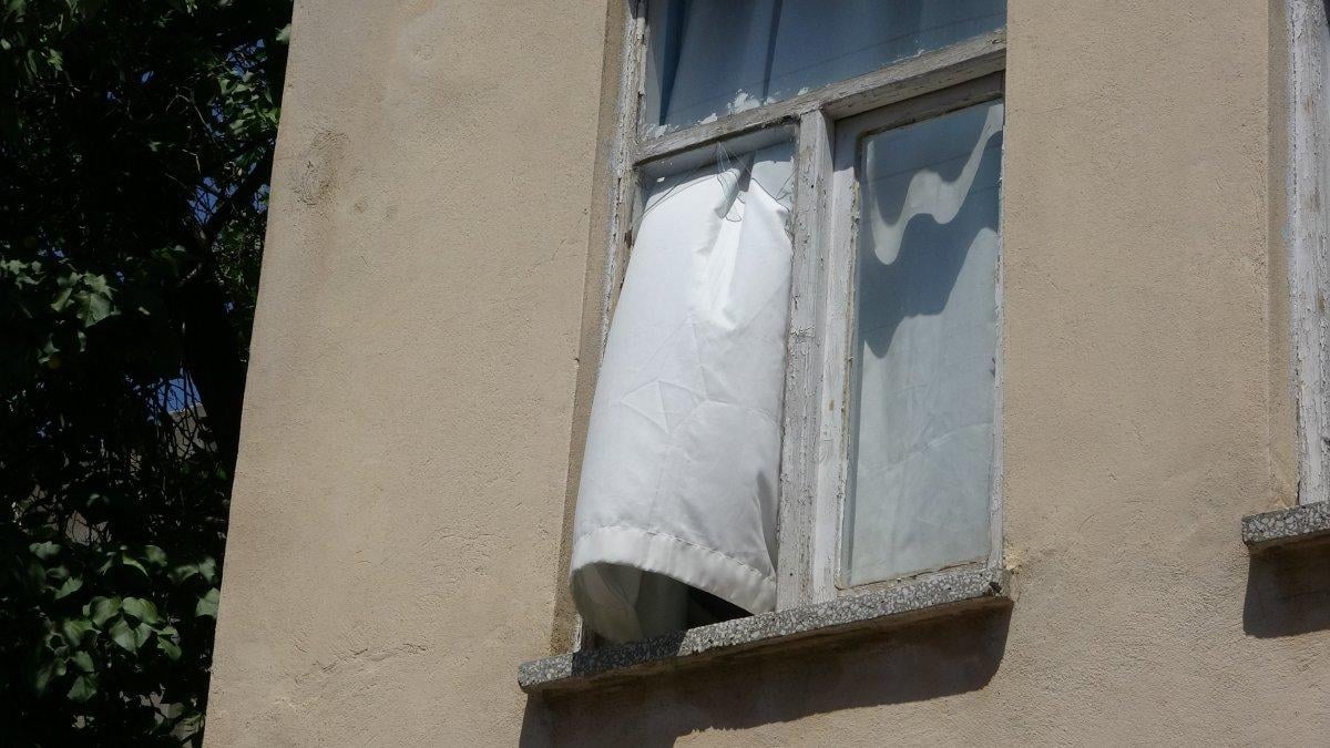 Adıyaman’da 5 yaşındaki çocuk, yaslandığı camla halasının üzerine düştü