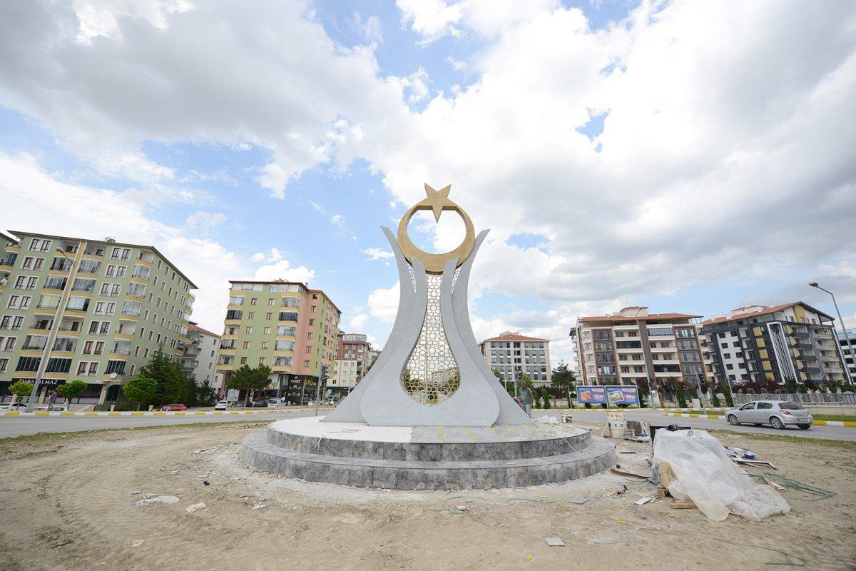 Çorum'da Çevreyolu Binevler Kavşağına ay yıldız totemi