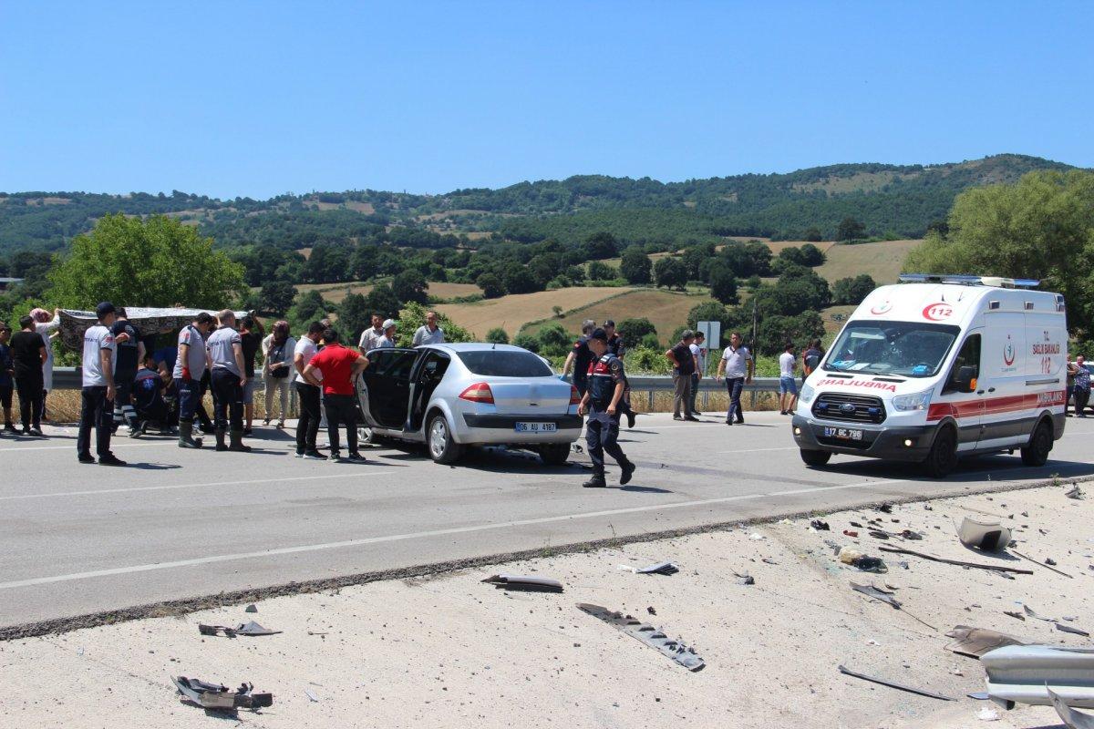 Çanakkale'de kontrolden çıkan otomobil bariyerlere çarptı: 1 ölü, 1 yaralı