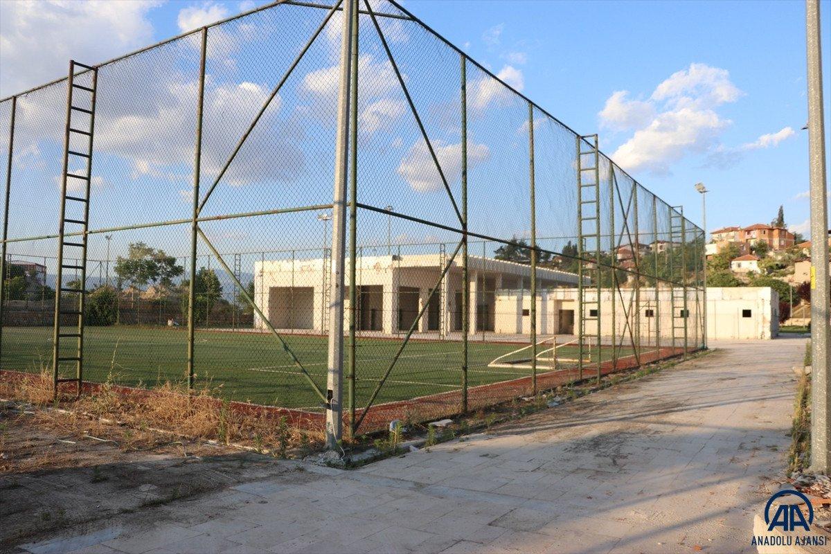 Denizli'de üzerine kale direği devrilen çocuk hayatını kaybetti