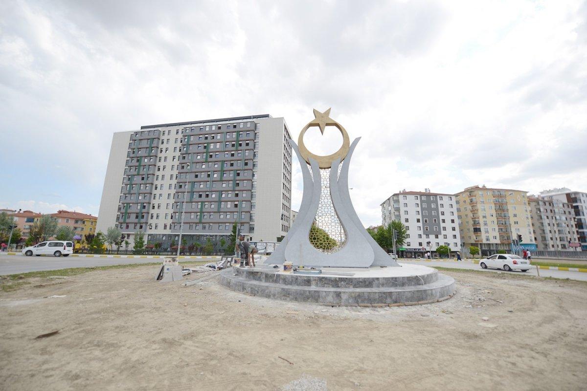 Çorum'da Çevreyolu Binevler Kavşağına ay yıldız totemi