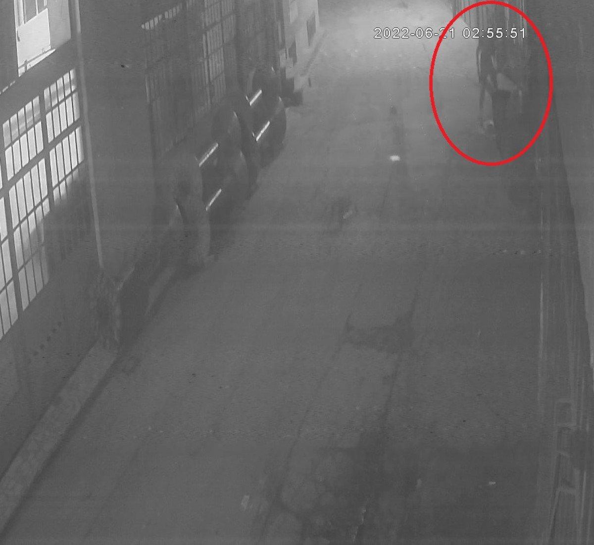 Bursa'da cep telefonunu çaldı, göz göze gelince silah doğrulttu