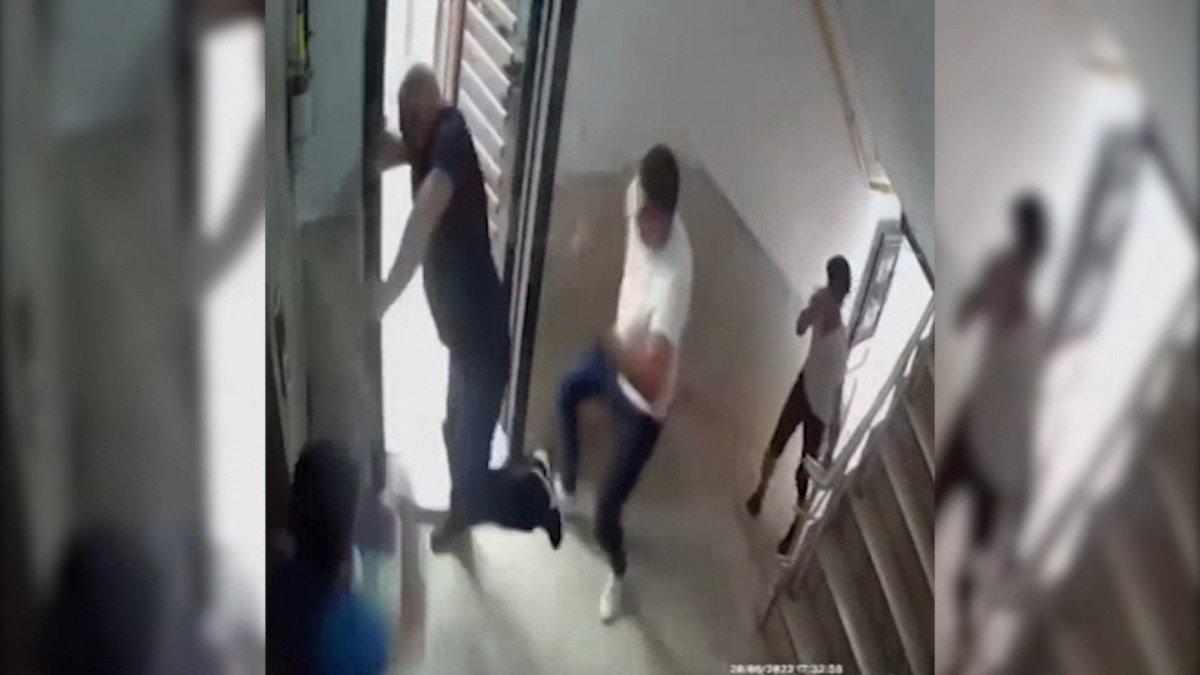 Şanlıurfa'da, apartmanda sopalı saldırı anları kamerada