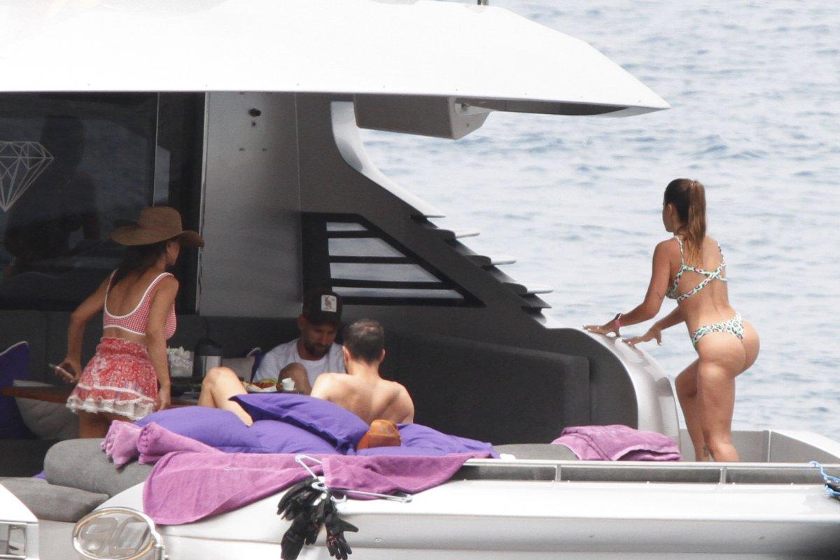 Messi ve Fabregas aileleri tat‎ilde