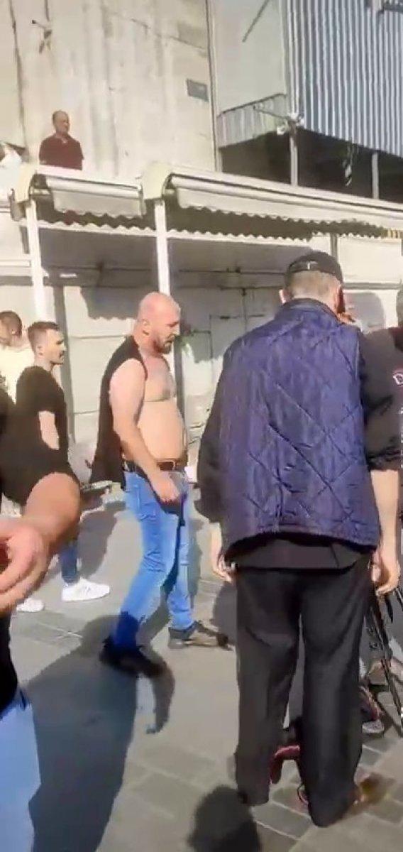 Ahsen TV muhabiri Bülent Yapraklıoğlu, sokak röportajında darbedildi