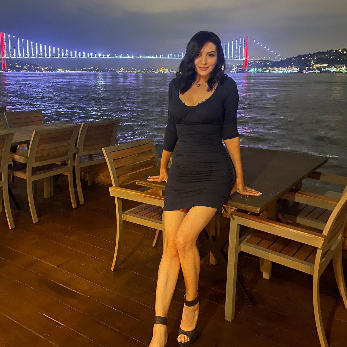 Aleyna Tilki'nin annesi mini elbisesiyle poz verdi