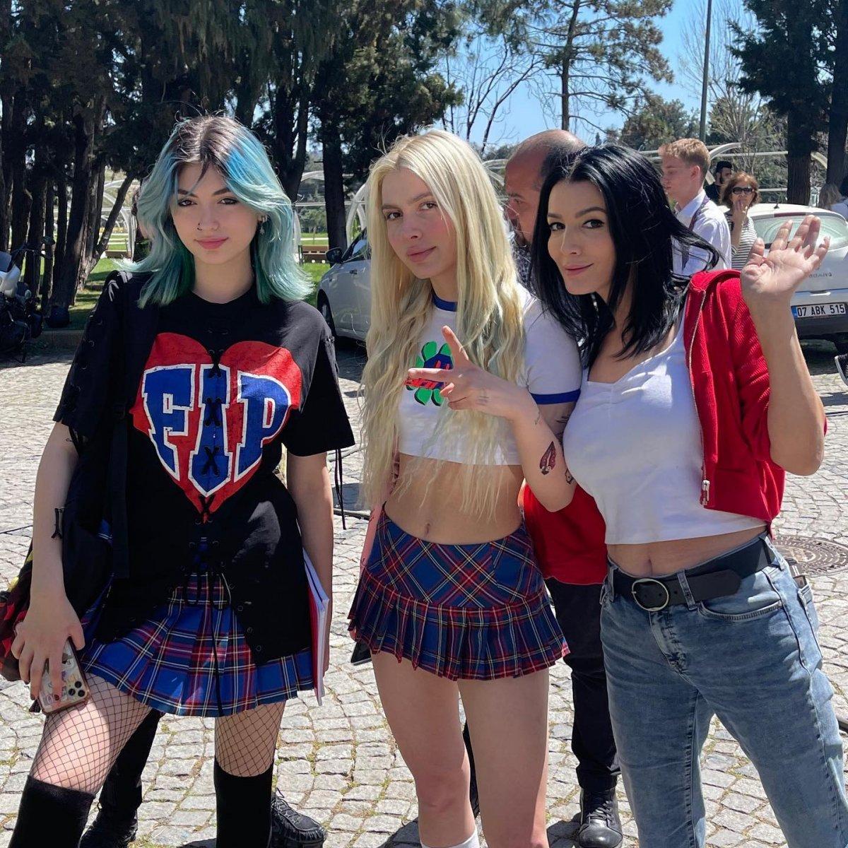 Aleyna Tilki'nin annesi mini elbisesiyle poz verdi