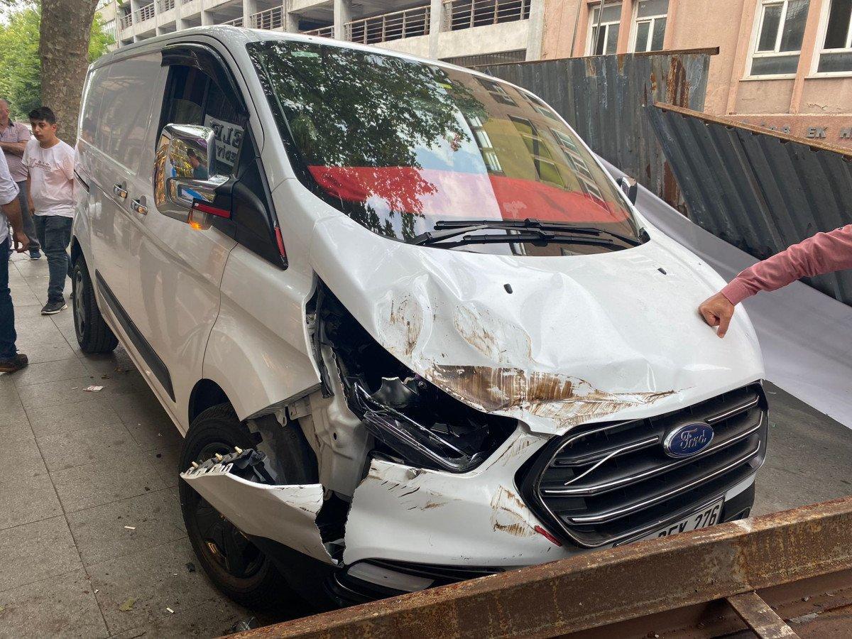 Fatih'te yıkılan binanın çatısındaki demir caddeye düştü: 1 yaralı