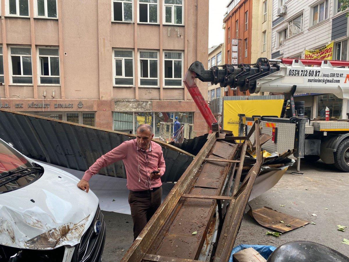 Fatih'te yıkılan binanın çatısındaki demir caddeye düştü: 1 yaralı
