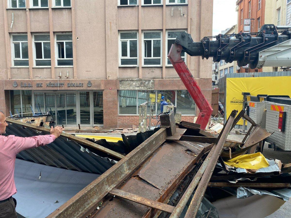 Fatih'te yıkılan binanın çatısındaki demir caddeye düştü: 1 yaralı