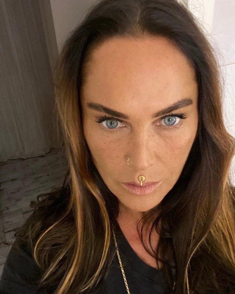 Brad Pitt, Hülya Avşar'a benzetildi