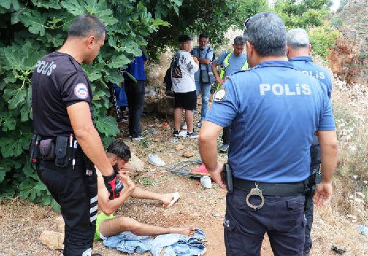 Antalya'da biber gazından etkilenen şüpheliye duş aldırıldı