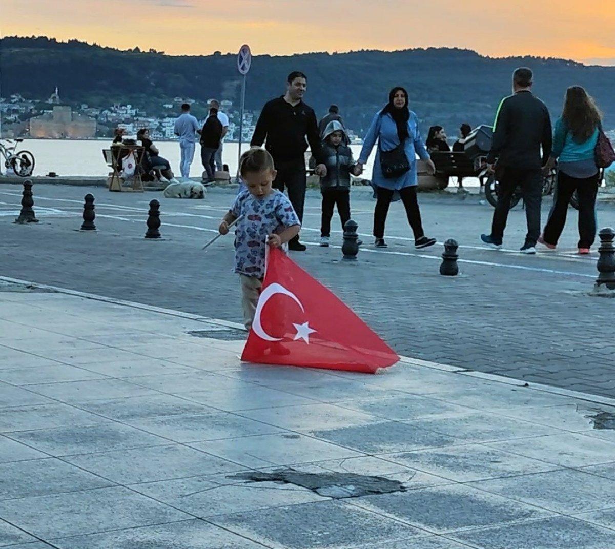 Çanakkale'de bir çocuk, yerdeki Türk bayrağını kaldırıdı