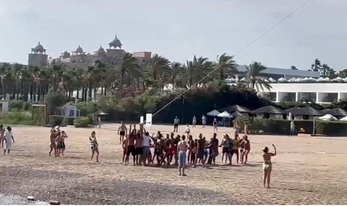 Antalya'da, Rus anne ve 2 kızı paraşütle havada asılı kaldı