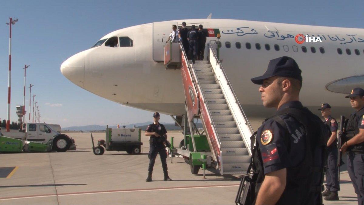 İzmir’de 226 Afgan göçmen sınır dışı edildi