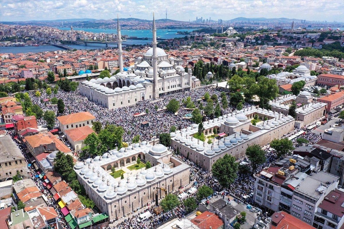 Mahmut Ustaosmanoğlu'nun cenazesindeki kalabalık, Fatih Camii ve çevresini doldurdu