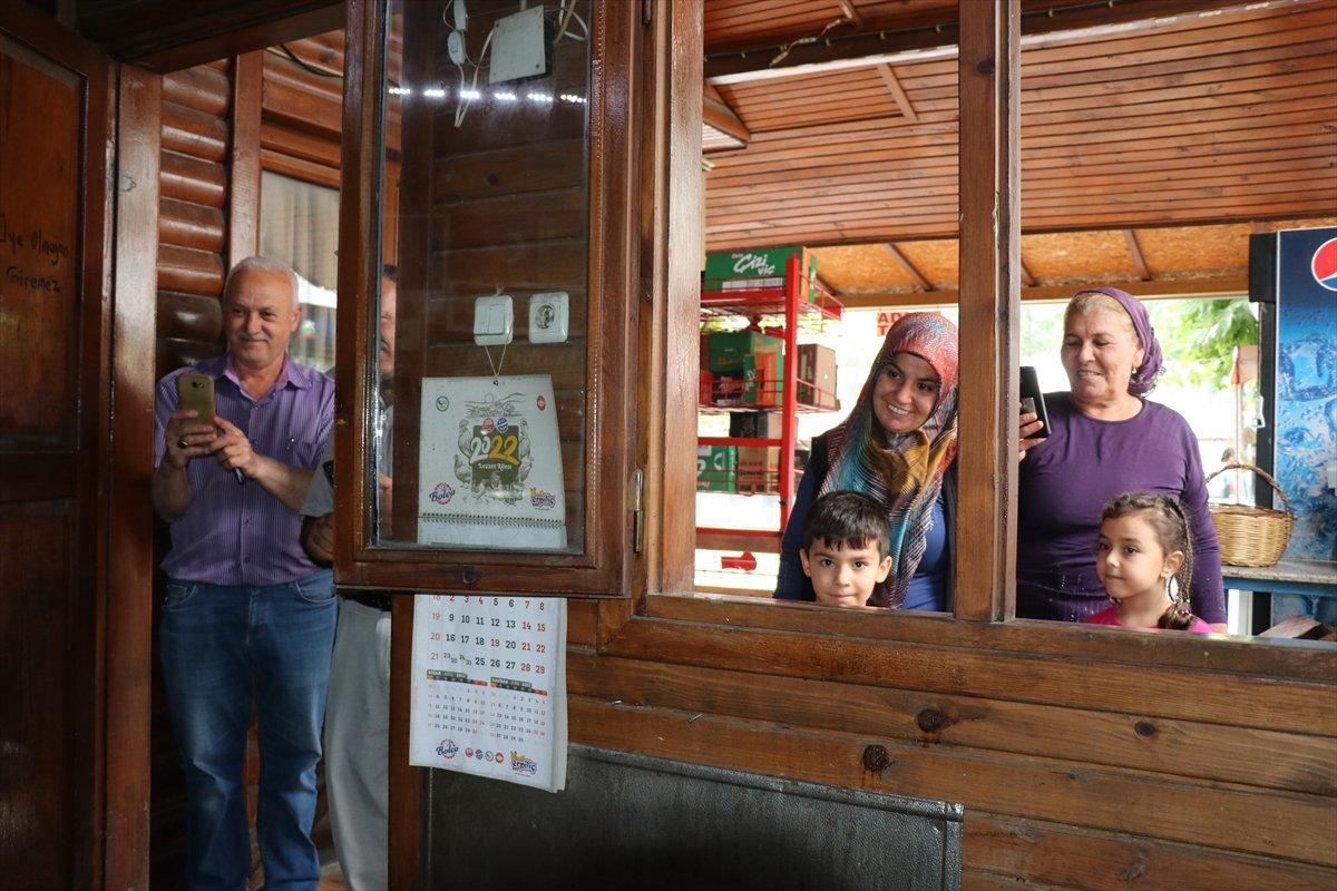 Adana'da bitkin halde bulup beslediği sincap, çay ocağının neşesi oldu