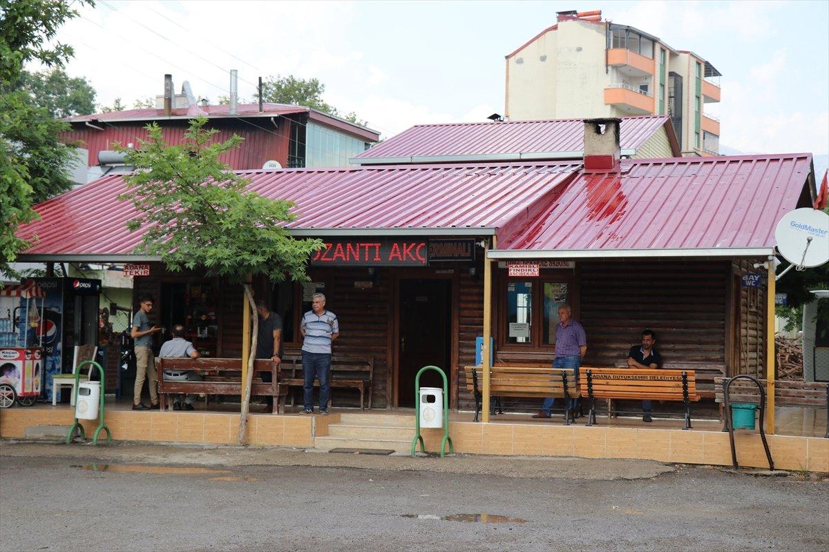 Adana'da bitkin halde bulup beslediği sincap, çay ocağının neşesi oldu