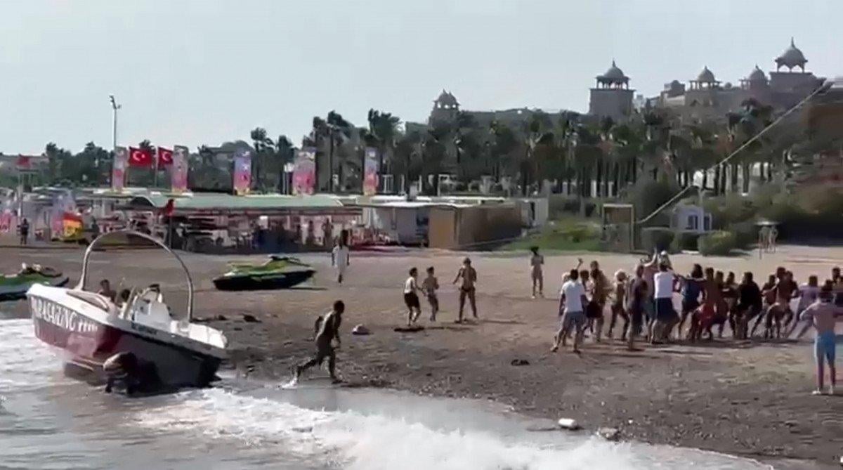 Antalya'da, Rus anne ve 2 kızı paraşütle havada asılı kaldı