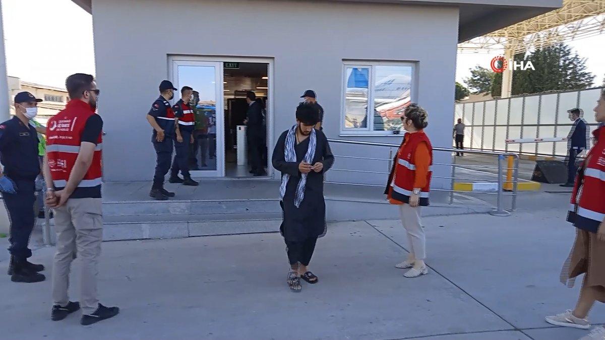 İzmir’de 226 Afgan göçmen sınır dışı edildi