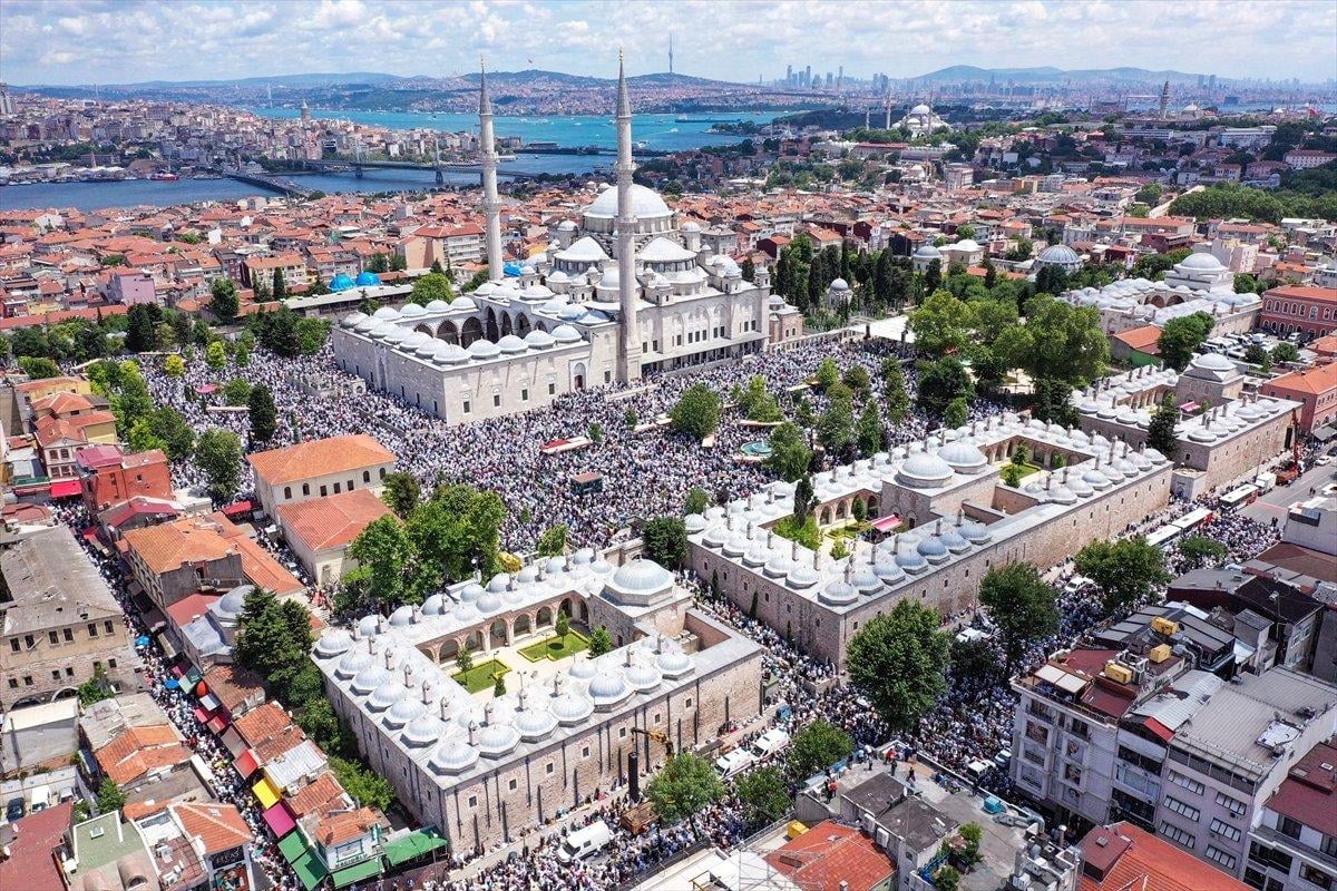 Mahmut Ustaosmanoğlu'nun cenazesindeki kalabalık, Fatih Camii ve çevresini doldurdu