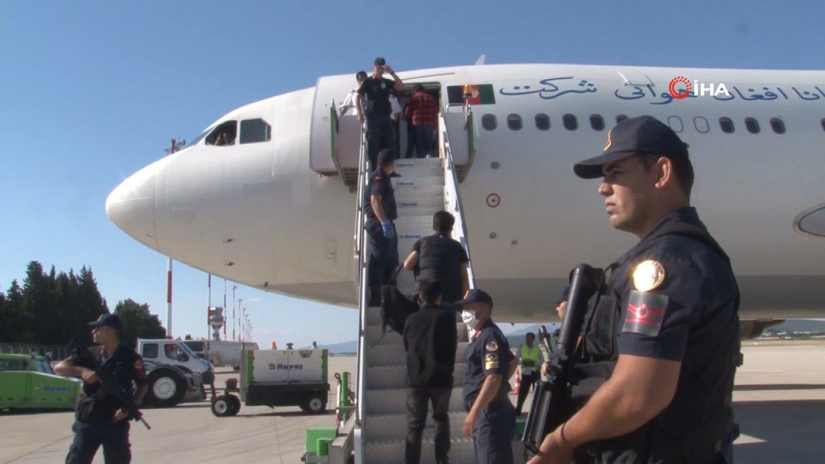 İzmir’de 226 Afgan göçmen sınır dışı edildi