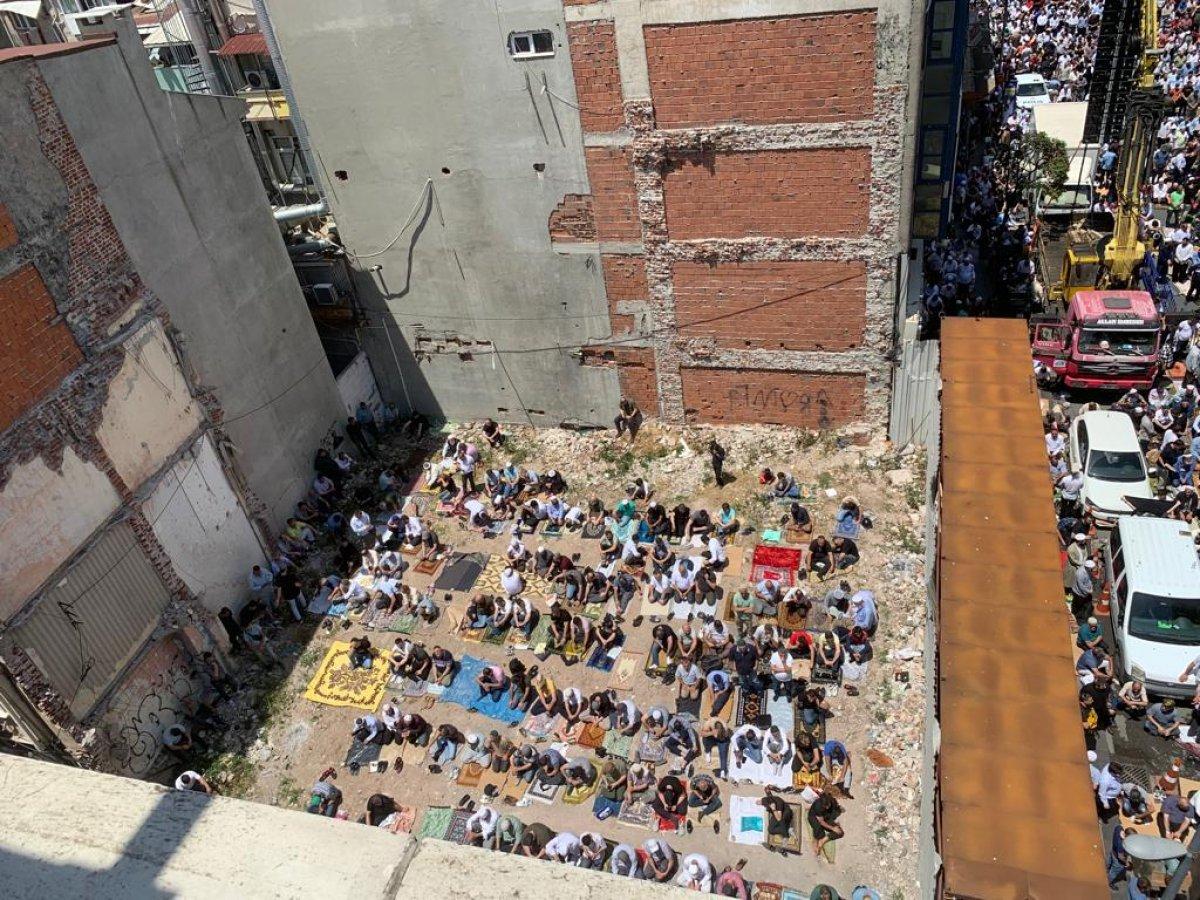 Mahmut Ustaosmanoğlu'nun cenazesindeki kalabalık, Fatih Camii ve çevresini doldurdu