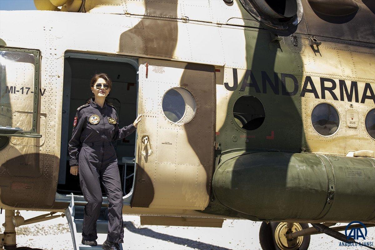 Jandarmanın kadın pilotu orman yangınında da görevinin başında