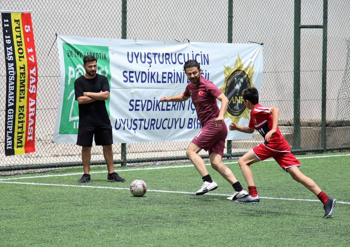 Uyuşturucu İle Mücadele Günü'nde polisler çocuklarla maç yaptı