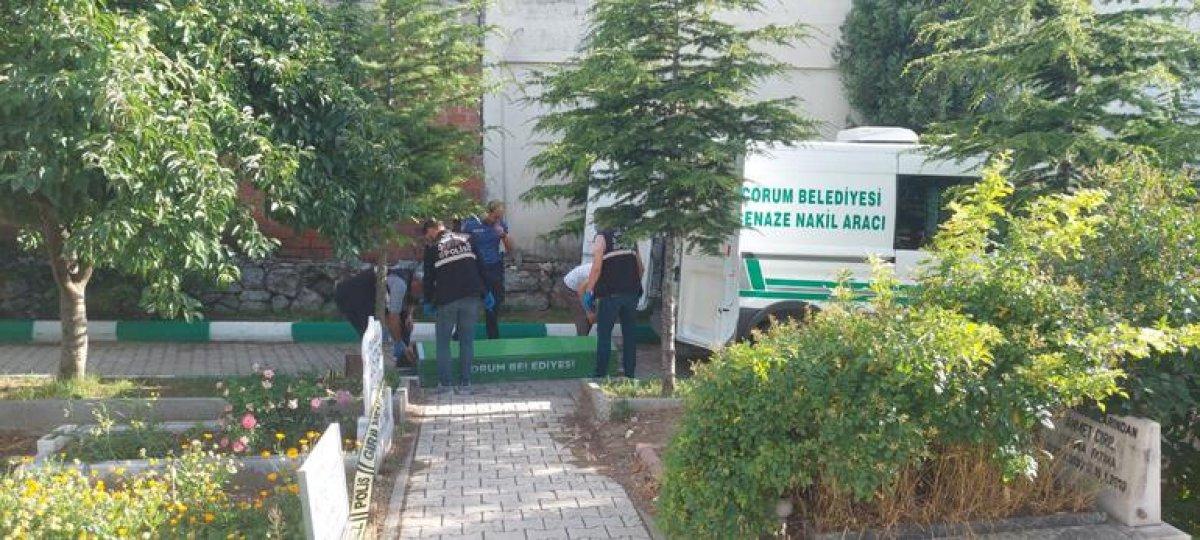 Çorum'da kabir ziyaretine giden adam kalp krizi geçirdi