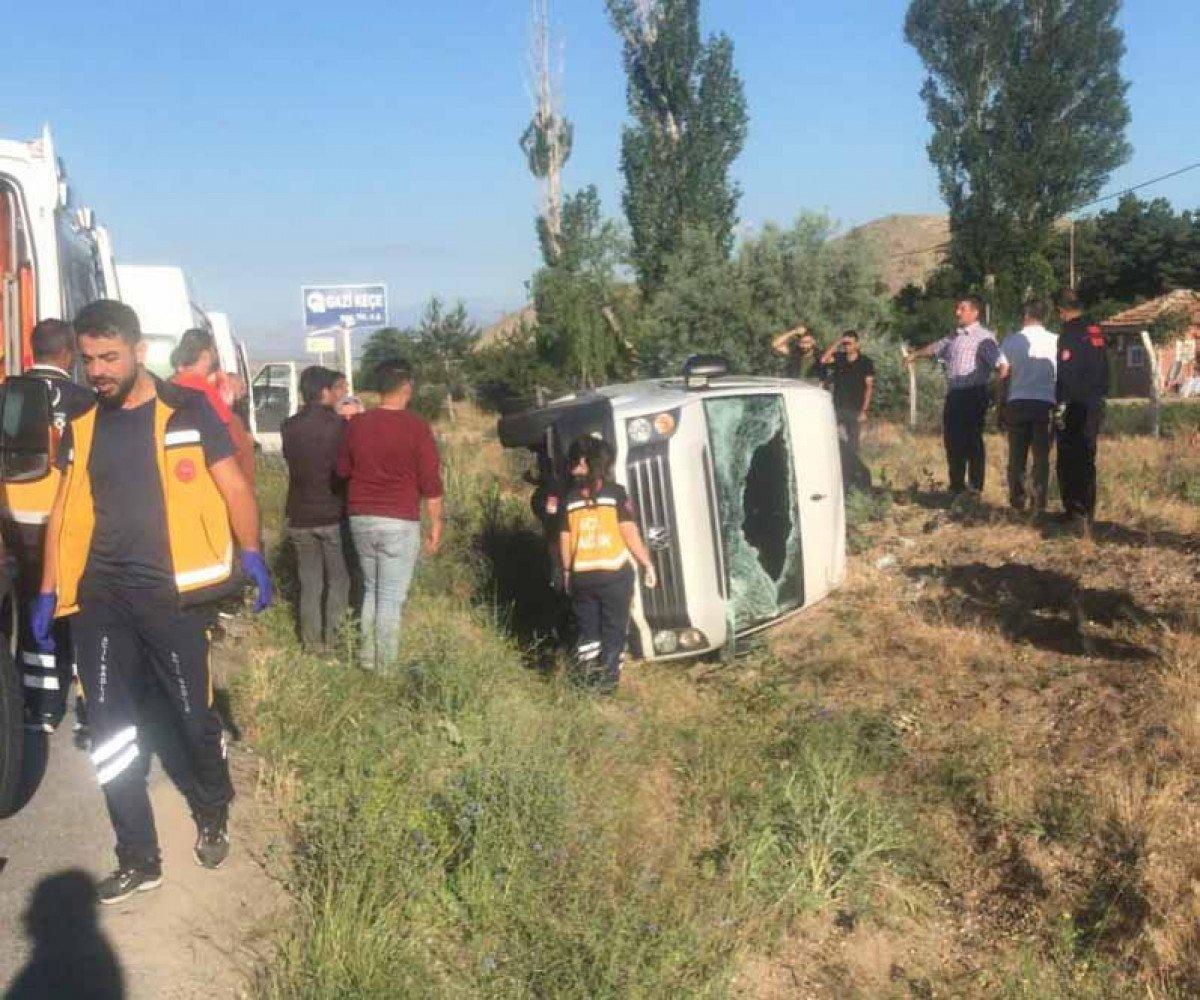 Kayseri'de işçi servisi devrildiği kazada 9 kişi yaralandı