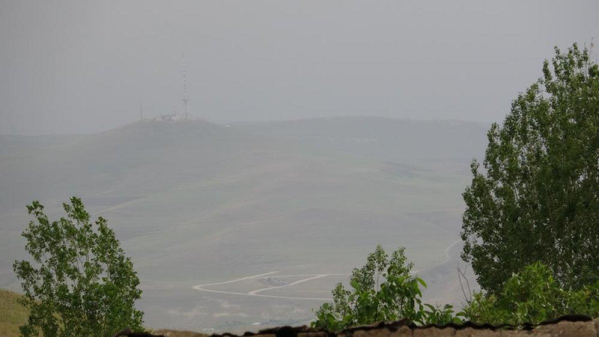 Van çamur yağdıran toz bulutlarıyla kaplandı