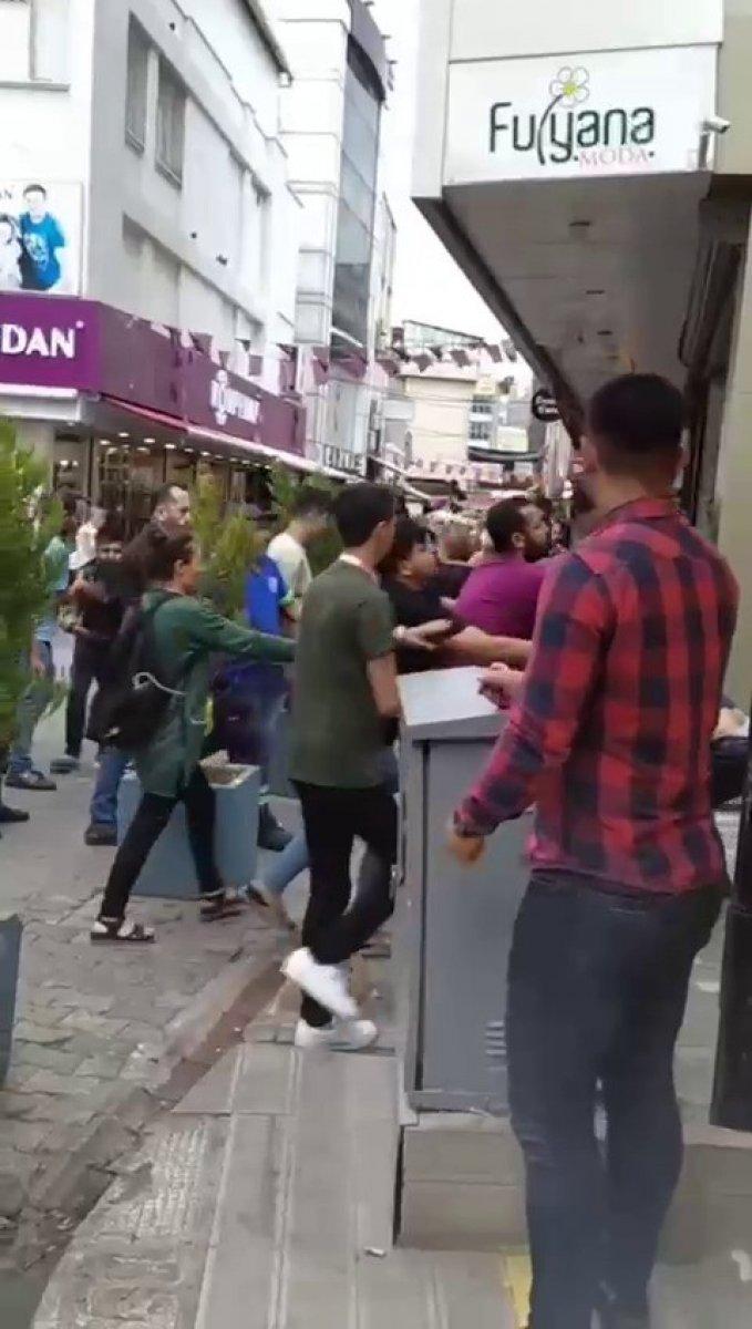 Adana'da yaşlı simitçiyi dövenleri kadın ayırmaya çalıştı