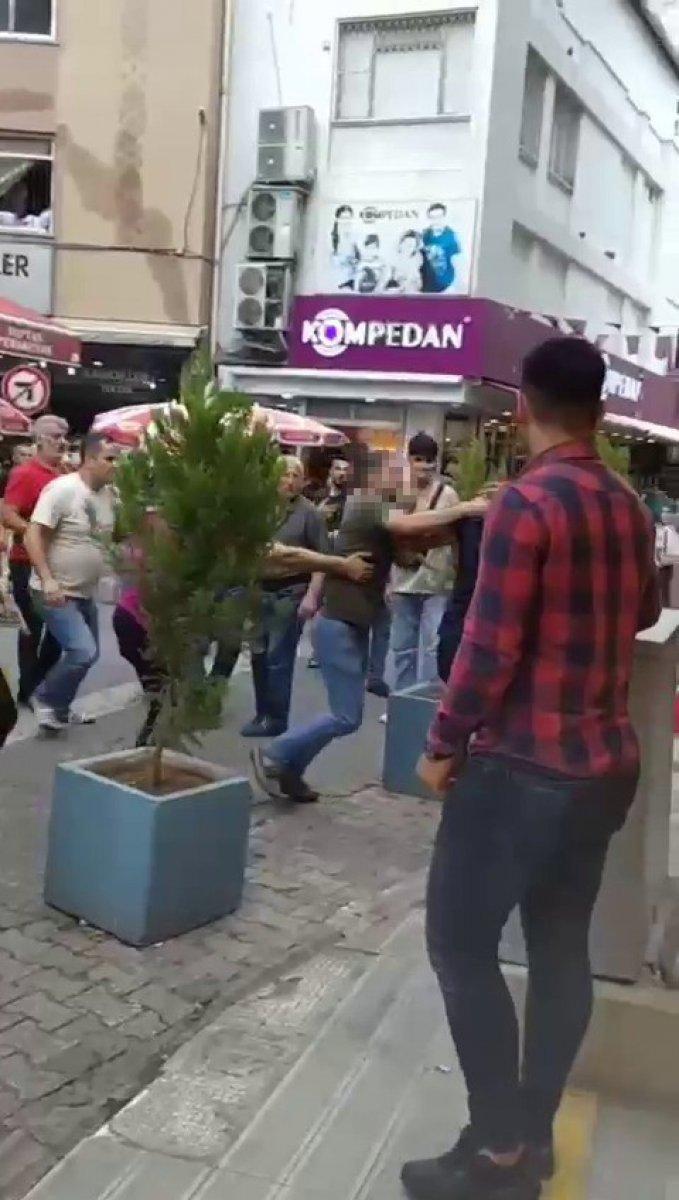 Adana'da yaşlı simitçiyi dövenleri kadın ayırmaya çalıştı