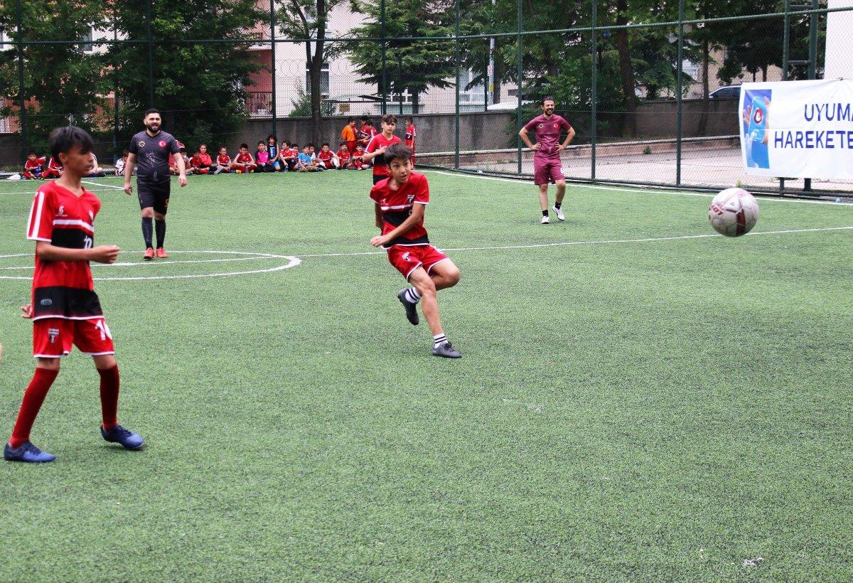 Uyuşturucu İle Mücadele Günü'nde polisler çocuklarla maç yaptı