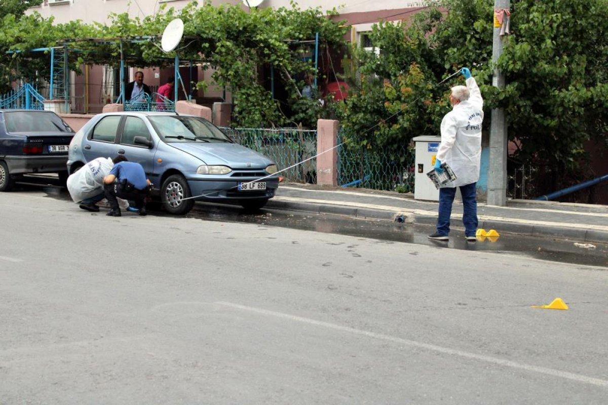Kayseri'de boşandığı eşi ve arkadaşına sokak ortasında kurşun yağdırdı