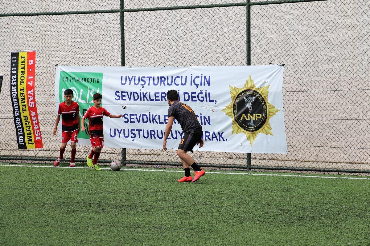 Uyuşturucu İle Mücadele Günü'nde polisler çocuklarla maç yaptı