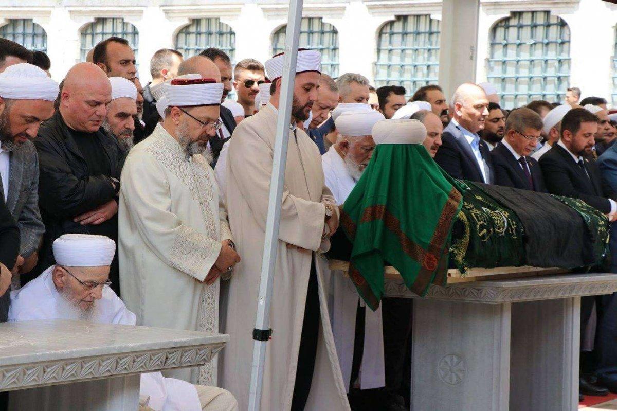 Mahmut Ustaosmanoğlu'nun tabutundaki siyah örtü dikkat çekti