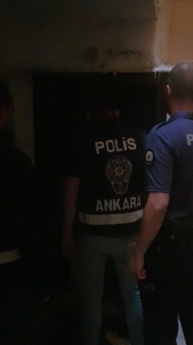 Ankara'da, kiralık araçları sahiplerine satmaya çalışan ve parçalayan çeteye operasyon