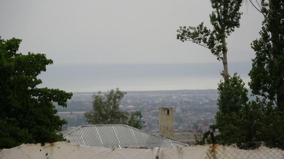 Van çamur yağdıran toz bulutlarıyla kaplandı