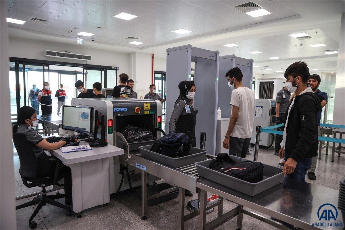 Afganistan uyruklu 131 kaçak göçmen, geri gönderildi