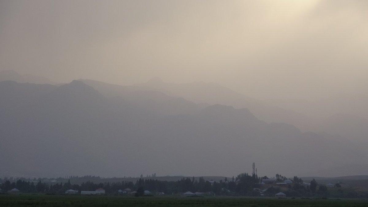 Hakkari'de toz bulutu etkili oldu