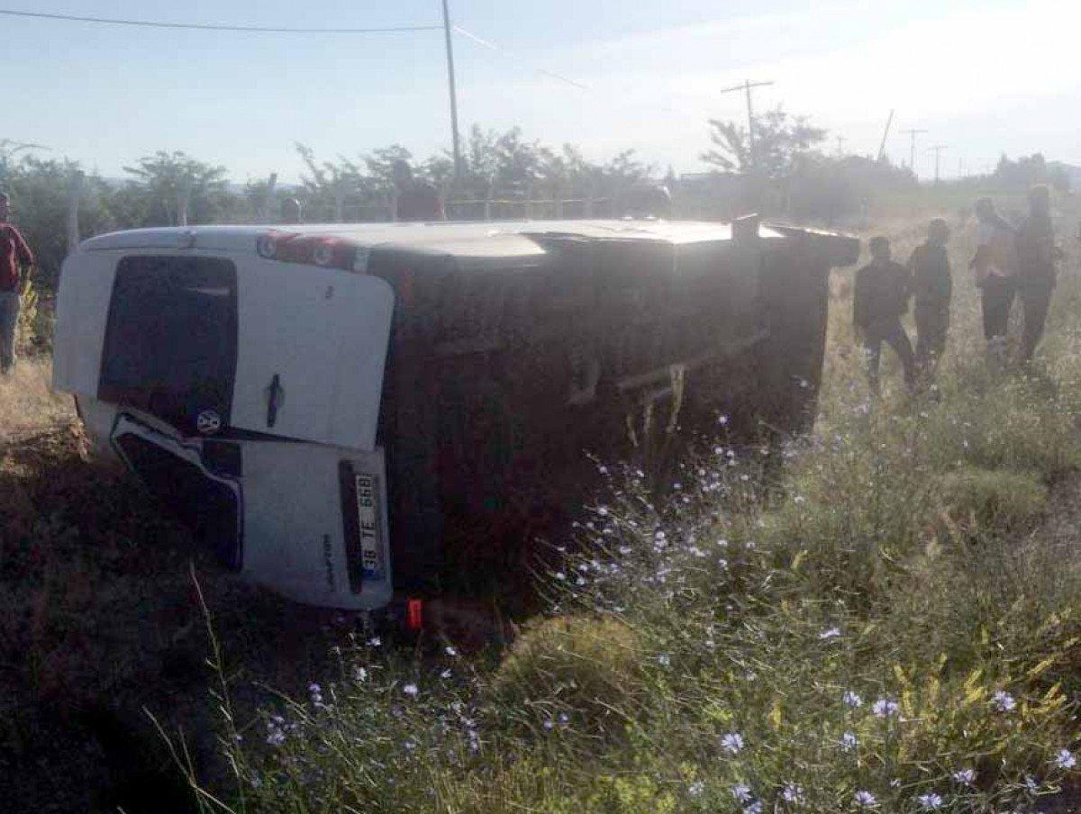 Kayseri'de işçi servisi devrildiği kazada 9 kişi yaralandı