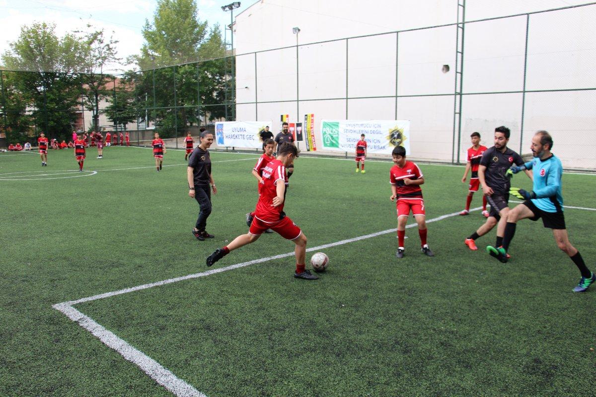 Uyuşturucu İle Mücadele Günü'nde polisler çocuklarla maç yaptı