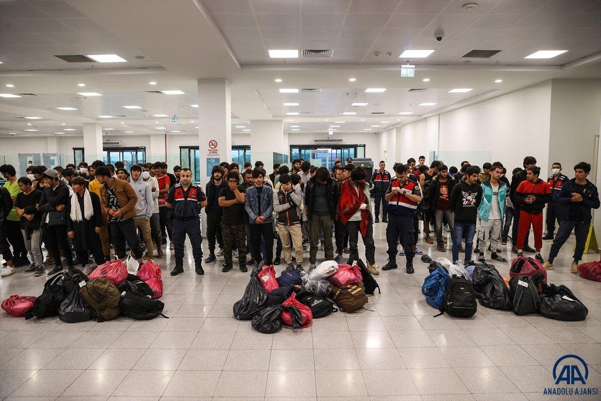 Afganistan uyruklu 131 kaçak göçmen, geri gönderildi