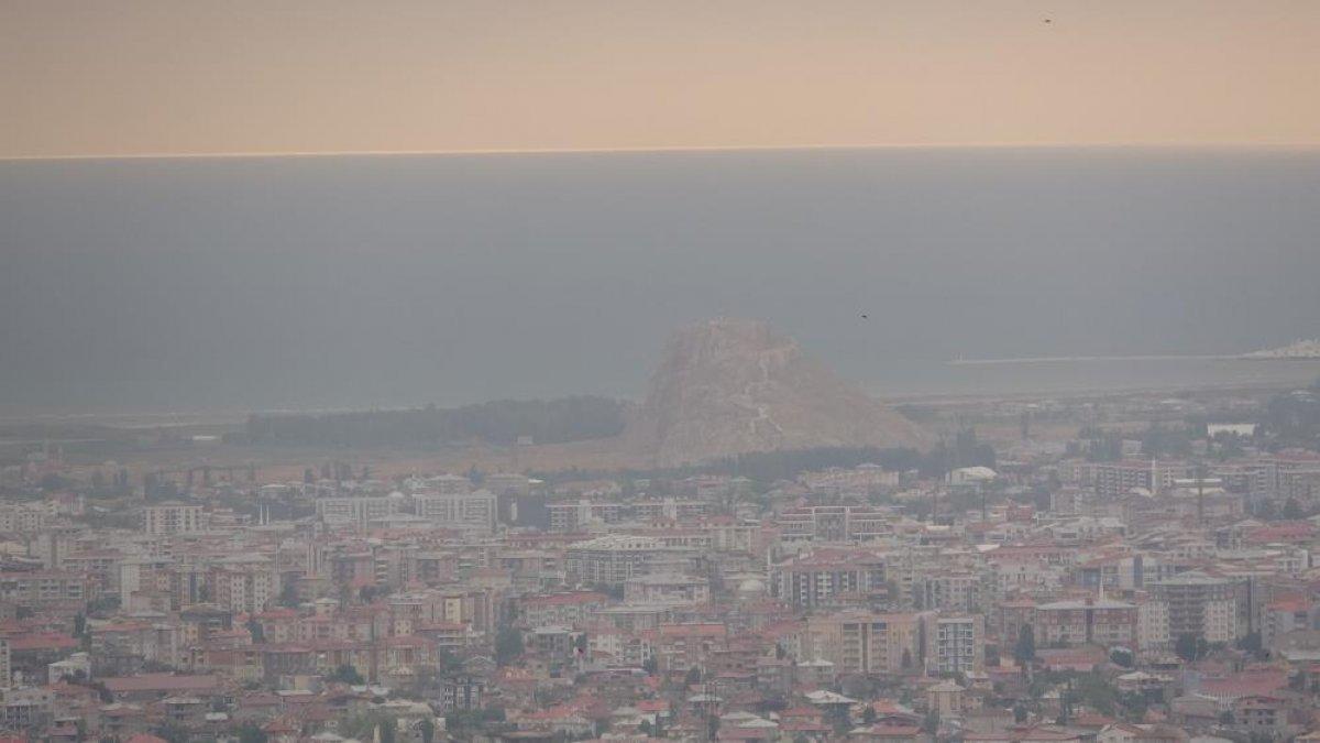 Van çamur yağdıran toz bulutlarıyla kaplandı