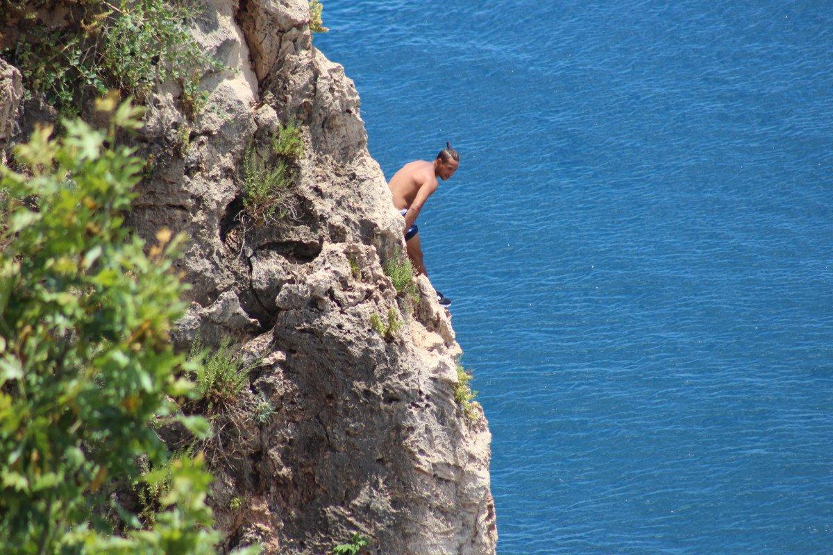 Antalya'da turistler sahilleri doldurdu