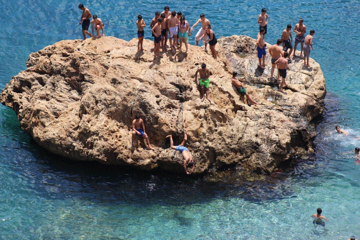 Antalya'da turistler sahilleri doldurdu